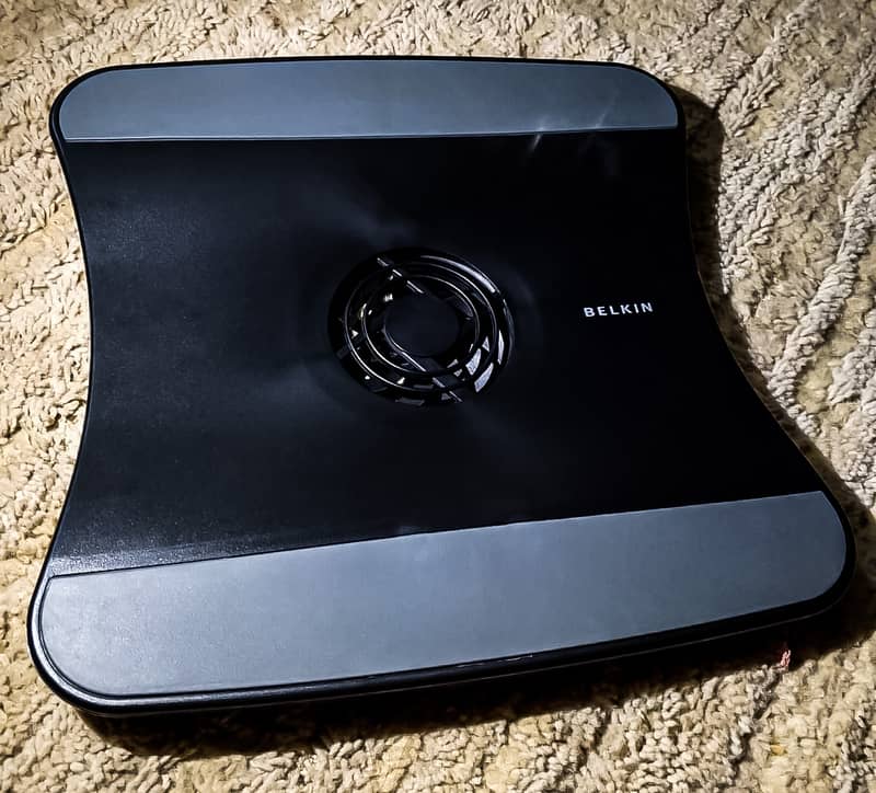 BELKIN ELEVATE COOLING PAD 1