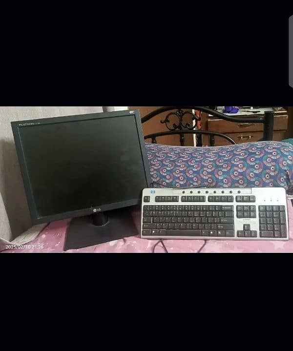 Monitor and keyboard only 4