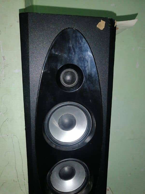 good condition and heavy quality Bluetooth speaker 1