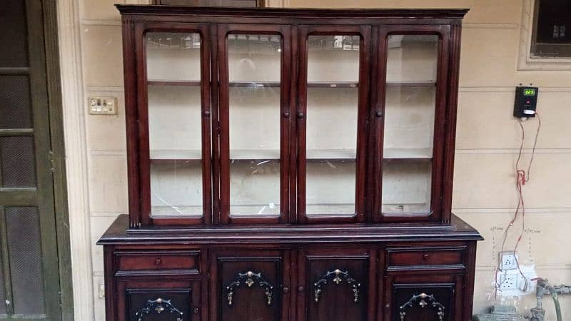 Used Showcase in Excellent Condition 1