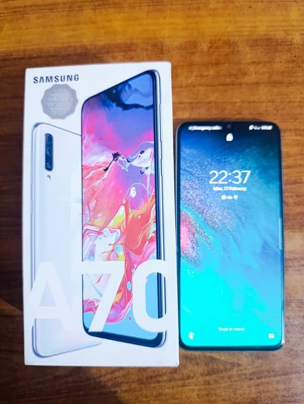 Samsung A70 128Gb memory 6GB ram  front camera 32 MP 4