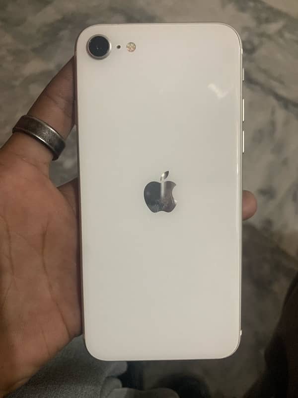 I phone se white clour 1