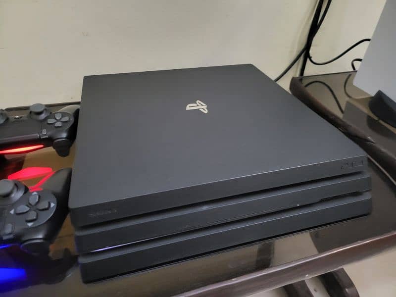 Ps4 Pro 1 TB original box and 2 controller 4