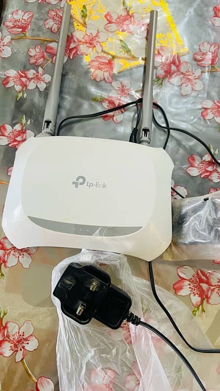 TP link dual antenna with charger 300 mbps 1