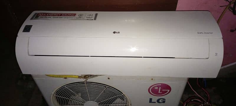 LG 1.5 dual inverter bilkul geniuain condition pe 10/10 bohut Kam use 0