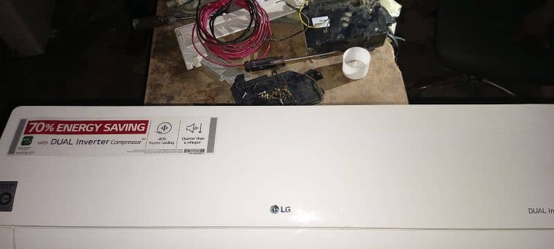 LG 1.5 dual inverter bilkul geniuain condition pe 10/10 bohut Kam use 1