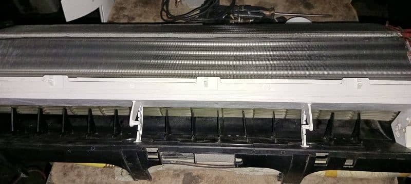 LG 1.5 dual inverter bilkul geniuain condition pe 10/10 bohut Kam use 2