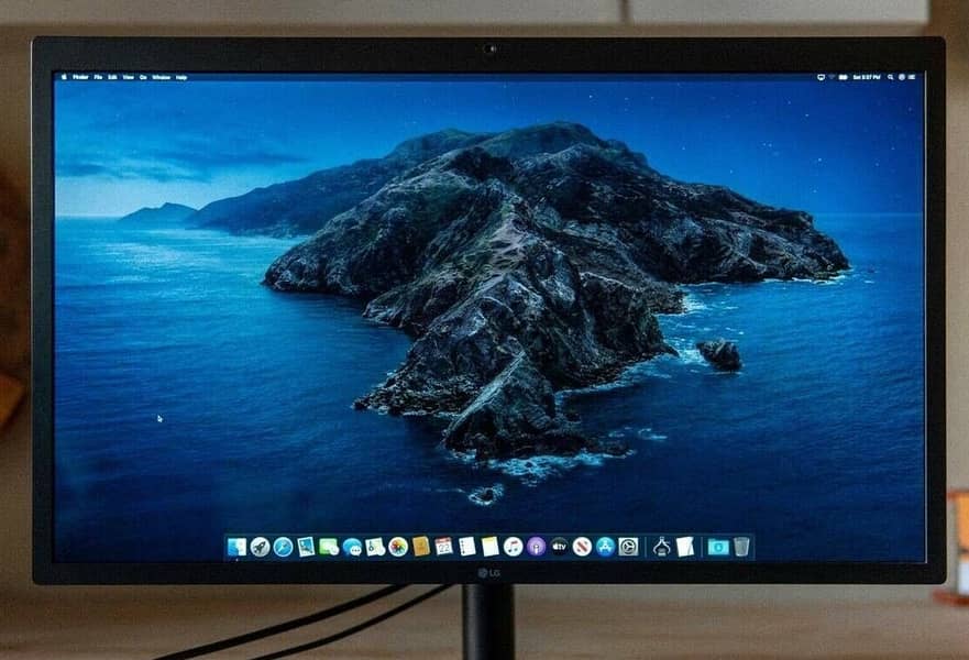 LG UltraFine 27 inch 5K UHD (5120 x 2880) Widescreen USB-C IPS LED 1