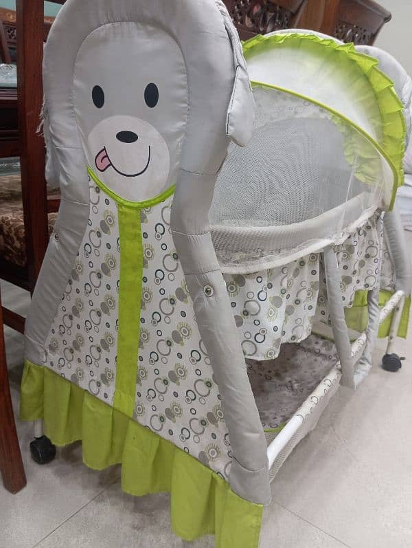 SPACIOUS BABY SWING 1