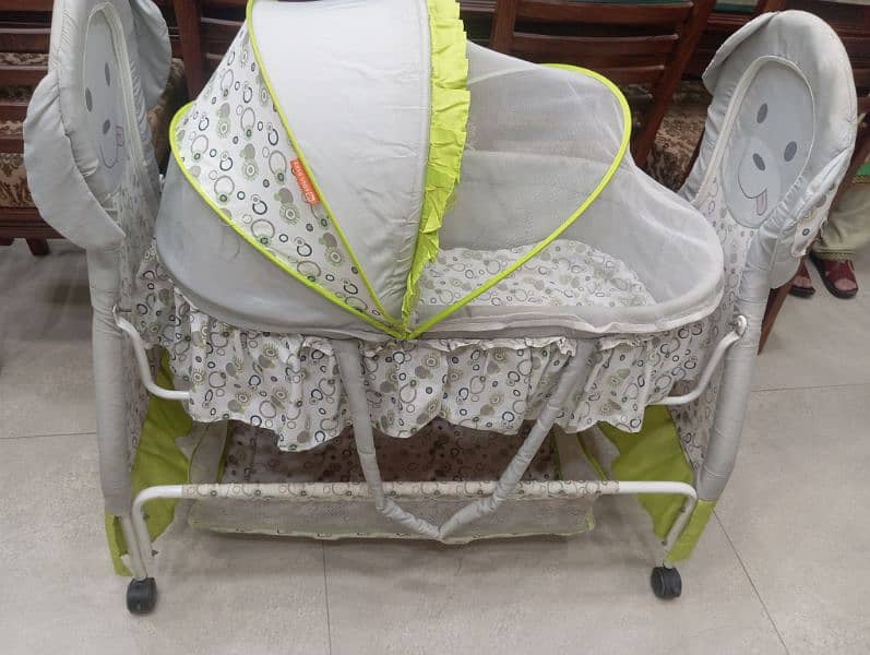 SPACIOUS BABY SWING 3