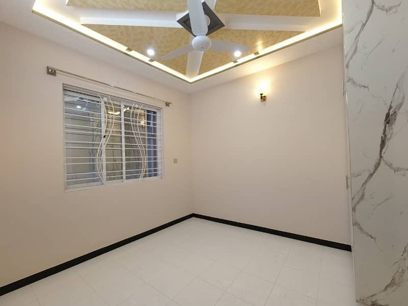 On Excellent Location House Of 5 Marla Available In Afshan Colony 40