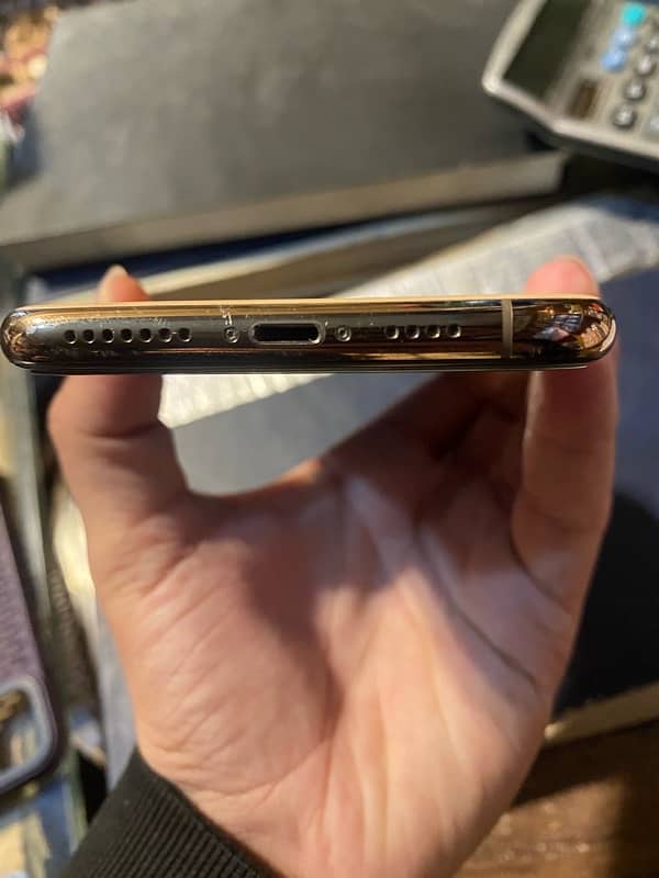 Iphone 11 pro max Golden 4