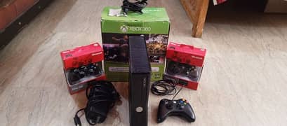 xbox 360 slim/100 games/3 controllers