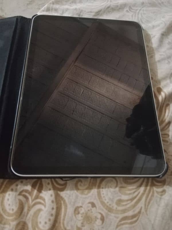 IPAD Gen 10 with box and accessories 2