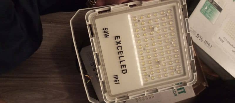 2 EXCELLED BRAND FOCUS LIGHTS COLOR WHITE 50W PRICE 1