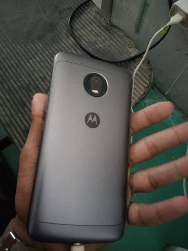 moto e4 plus 2 16 panel me line he bs or koi fold nhi he 1