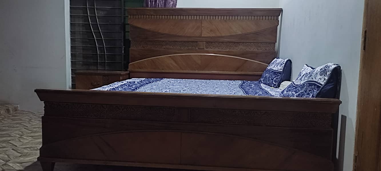 Interwood furnitur bed dressing table with two side table 3