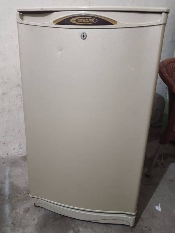 WAVES room size fridge (original company gas) 0