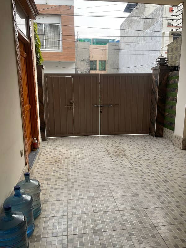 5 MARLA BEAUTIFULL HOUSE FOR SALE AT THE PRIME LOCATION OF JOHAR TOWN LAHORE 4