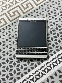 BLACKBERRY PASSPORT SILVER EDITION.