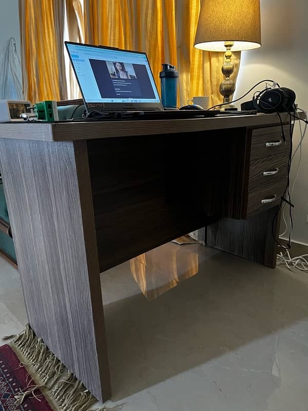 Study Work Table in Perfect Condition 2