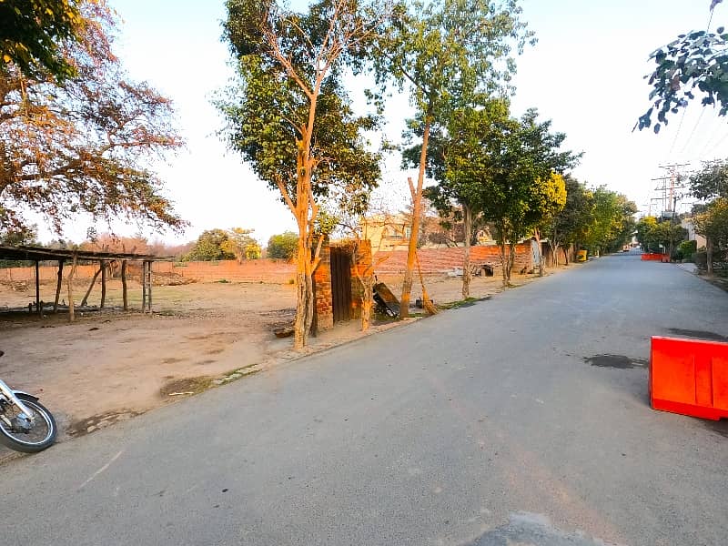 3 Kanal Plot For Sale Main Of Back Near Ettihad Town 1 Raiwind Road Lahore. 2