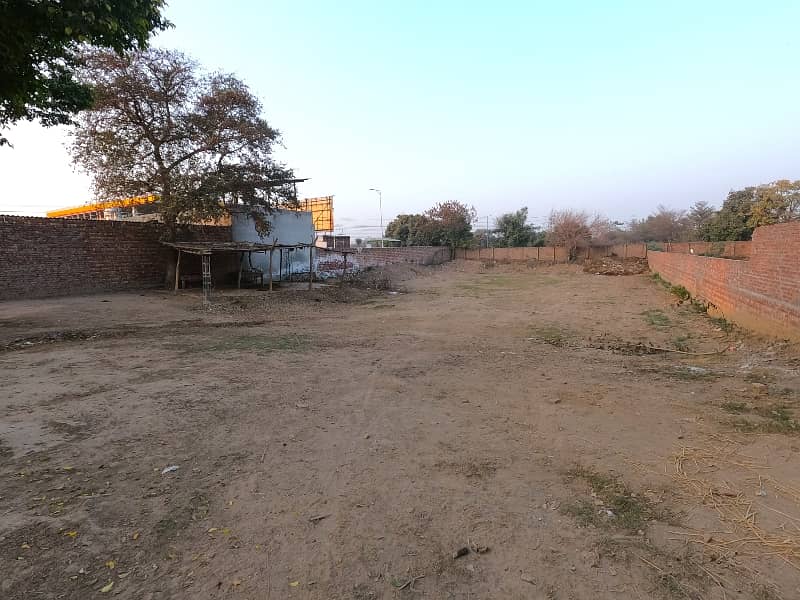 3 Kanal Plot For Sale Main Of Back Near Ettihad Town 1 Raiwind Road Lahore. 4