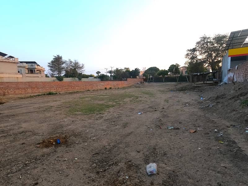 3 Kanal Plot For Sale Main Of Back Near Ettihad Town 1 Raiwind Road Lahore. 6