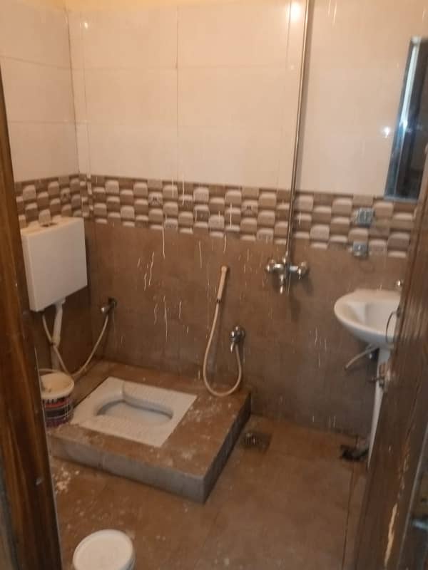 Flat for rent available in khanna pull near sanam chowk 3