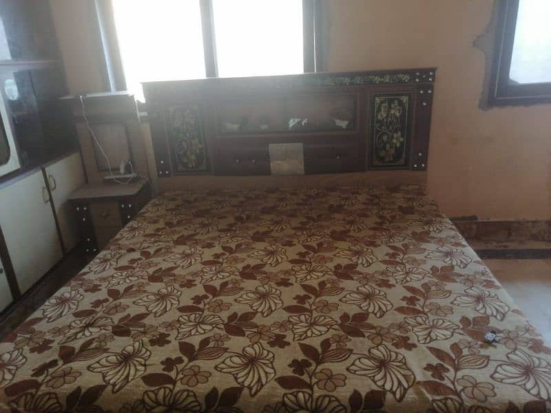 king bed and showcase singarmez urgent sell 2