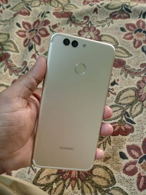 Huawei nova 2 plus 4gb128gb all ok but glass creck h exchange possible 1