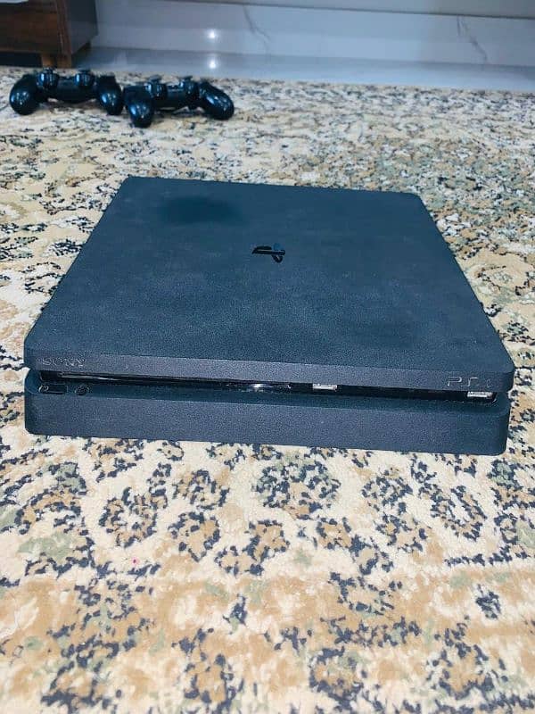 PS4 slim 1TB with "The last of us disc" 1