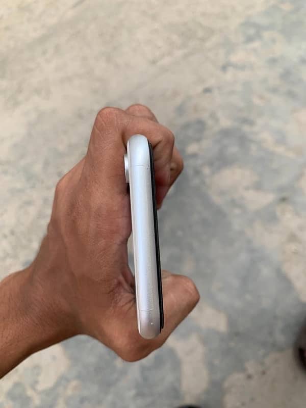 i phone xr 64gb ( non pta ) white 6