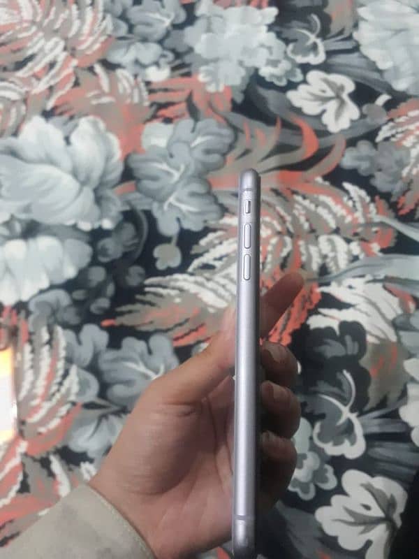 Iphone 11 Non PTA 64GB in Purple color 3