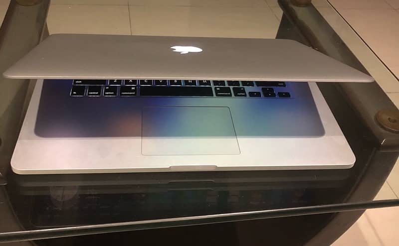 MacBook Pro 15 inch 0