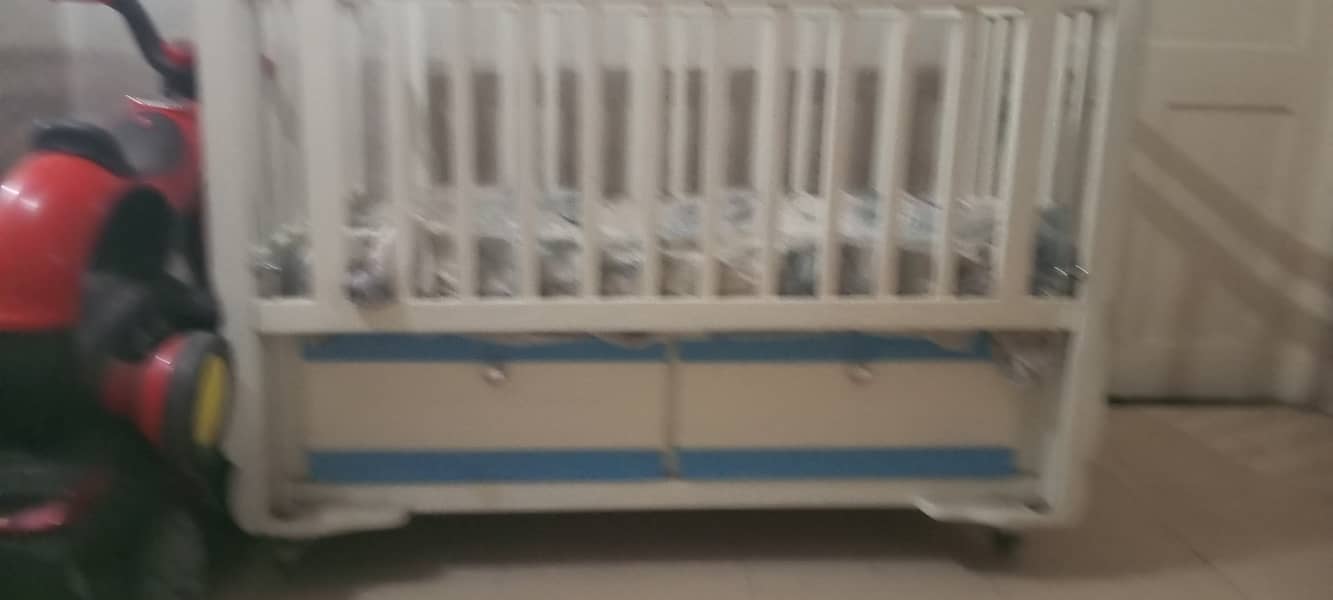 White deco baby cot with mattress 3