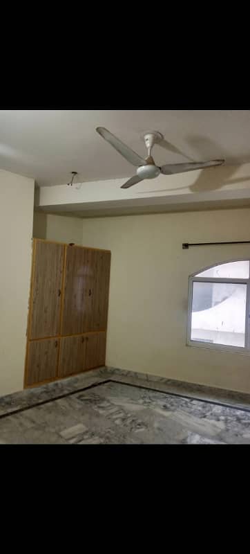 Ghouri town Near by Fowra Chok 2bed Falat For bechlar Water electrity Available 1