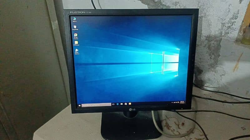 Computer LCD 17 inch Outclass Condition 8