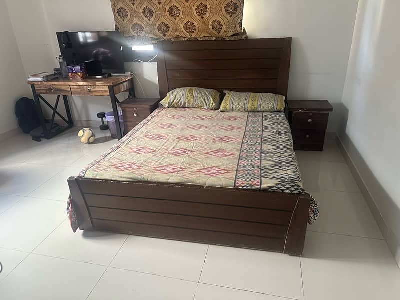 Perfect Condition Bed with sidetables 0