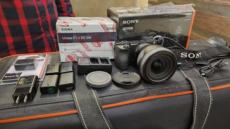 Sony a6500 with Sigma lense 16mm F1.4 10/10 condition 1