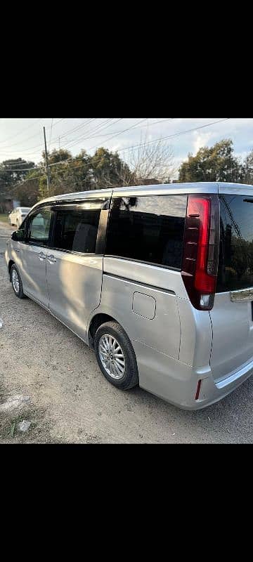 Toyota Noah 2015 total geniune 3