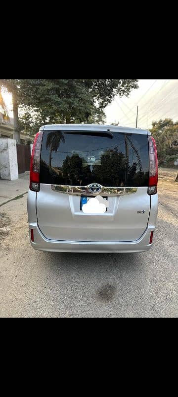 Toyota Noah 2015 total geniune 4