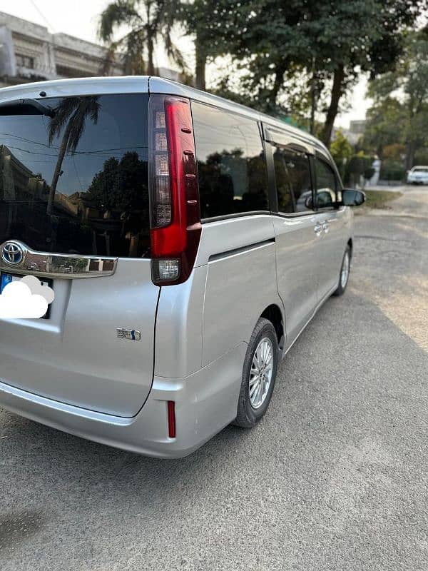 Toyota Noah 2015 total geniune 11