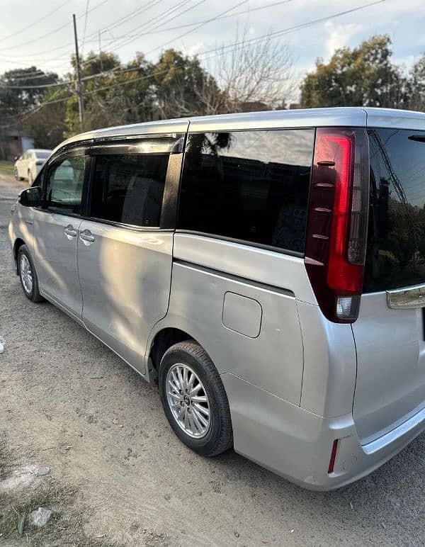 Toyota Noah 2015 total geniune 13