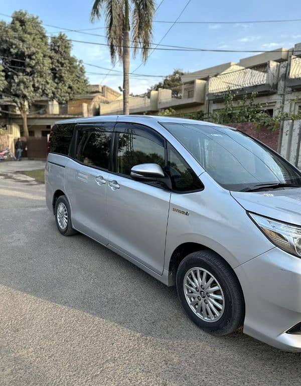 Toyota Noah 2015 total geniune 15