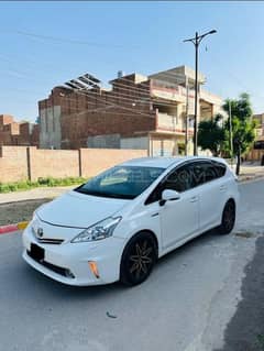 Toyota Prius Alpha 2013