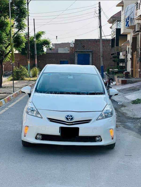 Toyota Prius Alpha 2013 1