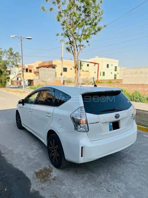 Toyota Prius Alpha 2013 5