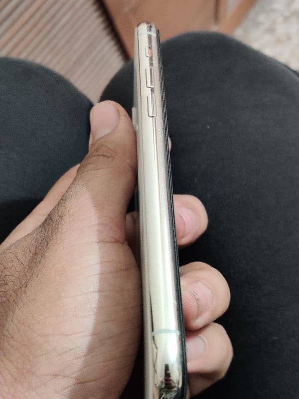 Iphone 11 pro 512 gb pta approved 5