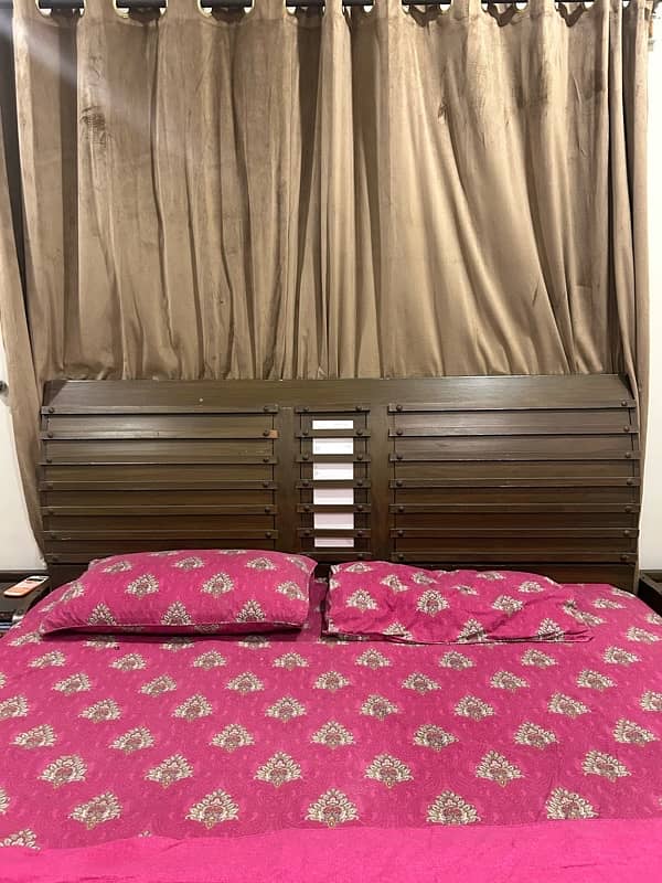 Wooden Bed in 8/10 condition. . with two Side tables. 0